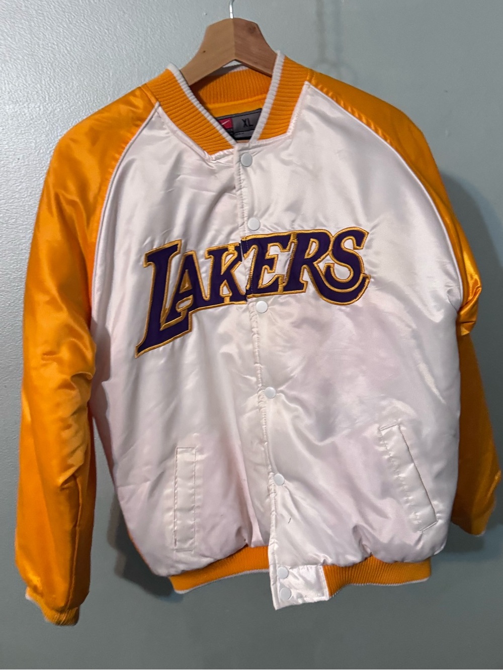 Nike Lakers Boys XL White and Gold Satin Bomber Jacket Vintage Lakers